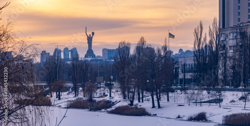 Foto Mother Ukraine monument standing over Kyiv city in winter