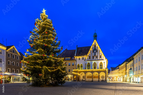 Принти на полотні Rathaus von Amberg im Winter mit Weihnachtsbaum,