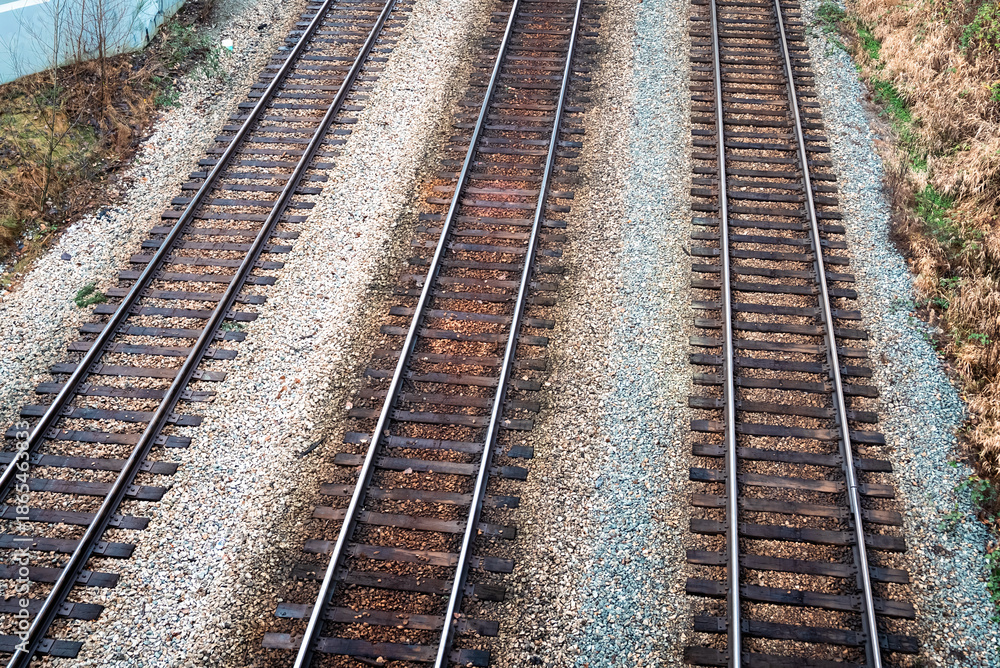 Obraz premium Three sets of empty railroad tracks on an overcast day