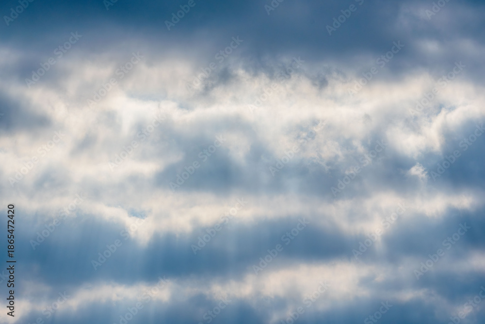 Fototapeta premium 冬の山から見た空 雲の隙間から光差す05