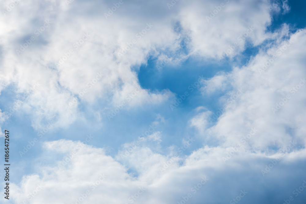 Fototapeta premium 冬の山から見た空 雲に隙間から覗く青空01