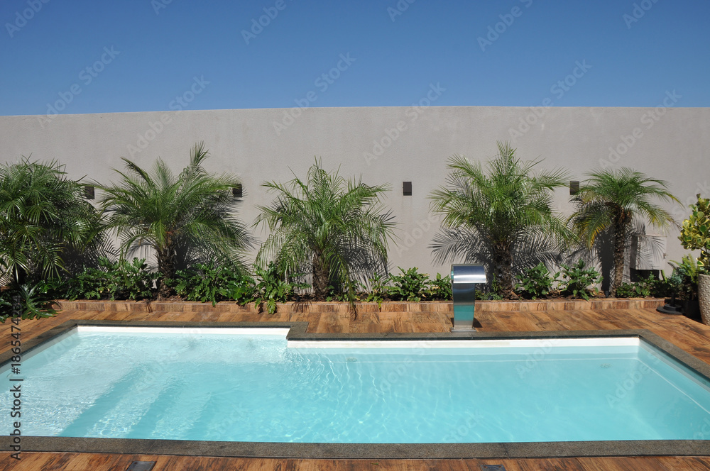 Fototapeta premium água de piscina transparente no verão , paisagismo tropical