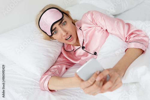 Tableau sur toile Oh no, shocking news, social media problems, weird offer