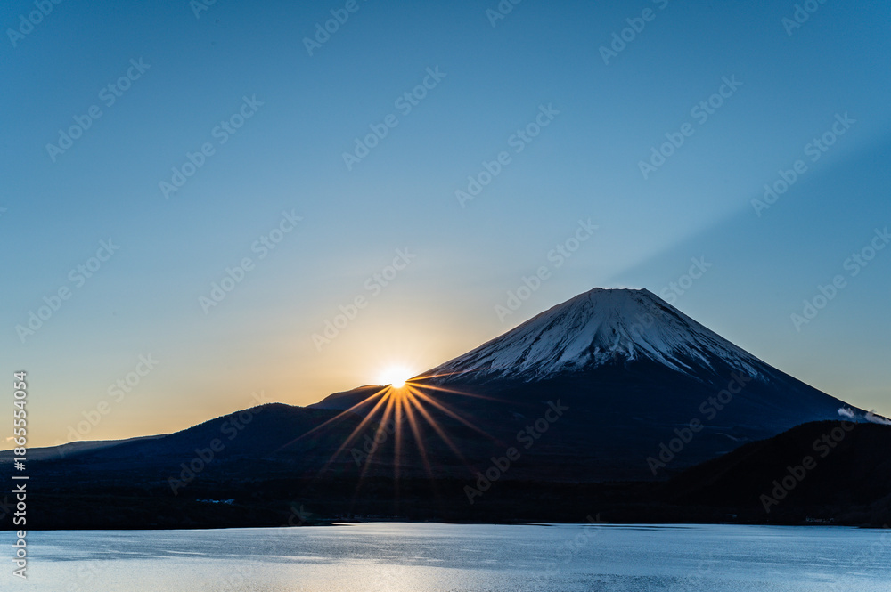Fototapeta premium 山梨県本栖湖からの富士山と初日の出