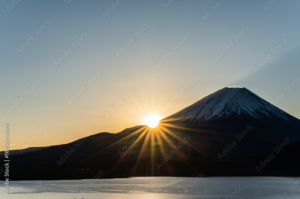 Fototapeta premium 日本山梨県本栖湖からの富士山と初日の出