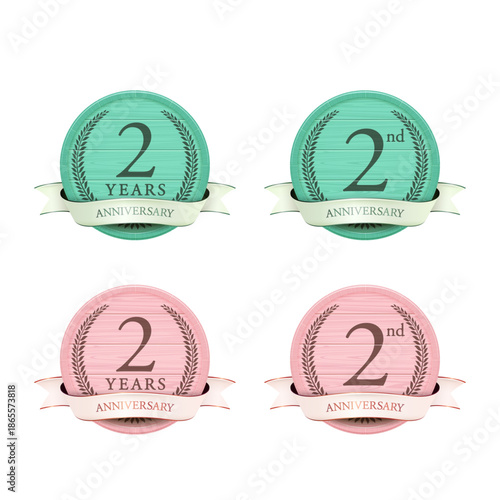 2周年を記念したピンクとターコイズカラーの丸い木製樽型バッジのセット