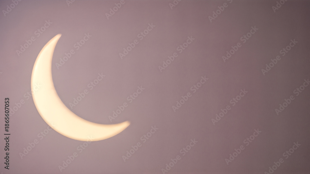 Obraz premium Crescent Moon in Gray Sky.