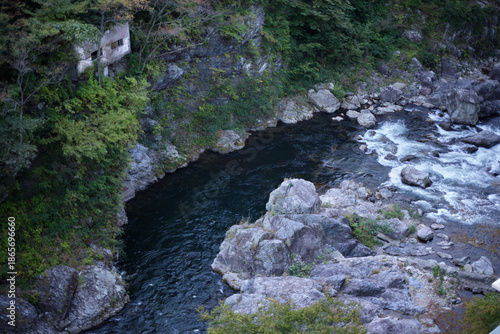 川の流れ　川沿いの廃墟