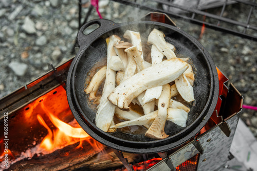 アウトドアでスキレット料理　Outdoor dishes made in an iron pan