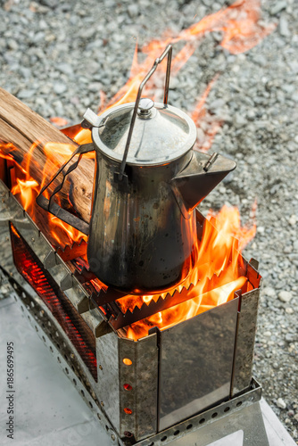 アウトドアでスキレット料理　Outdoor dishes made in an iron pan