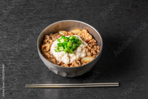 アウトドアでスキレット料理　Outdoor dishes made in an iron pan