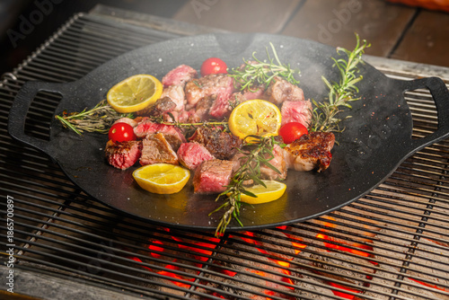 アウトドアでスキレット料理　Outdoor dishes made in an iron pan