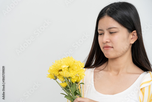 Foto Pollen Allergies, asian young woman sneezing in a handkerchief or blowing in a wipe, allergic to wild spring flowers or blossoms during spring