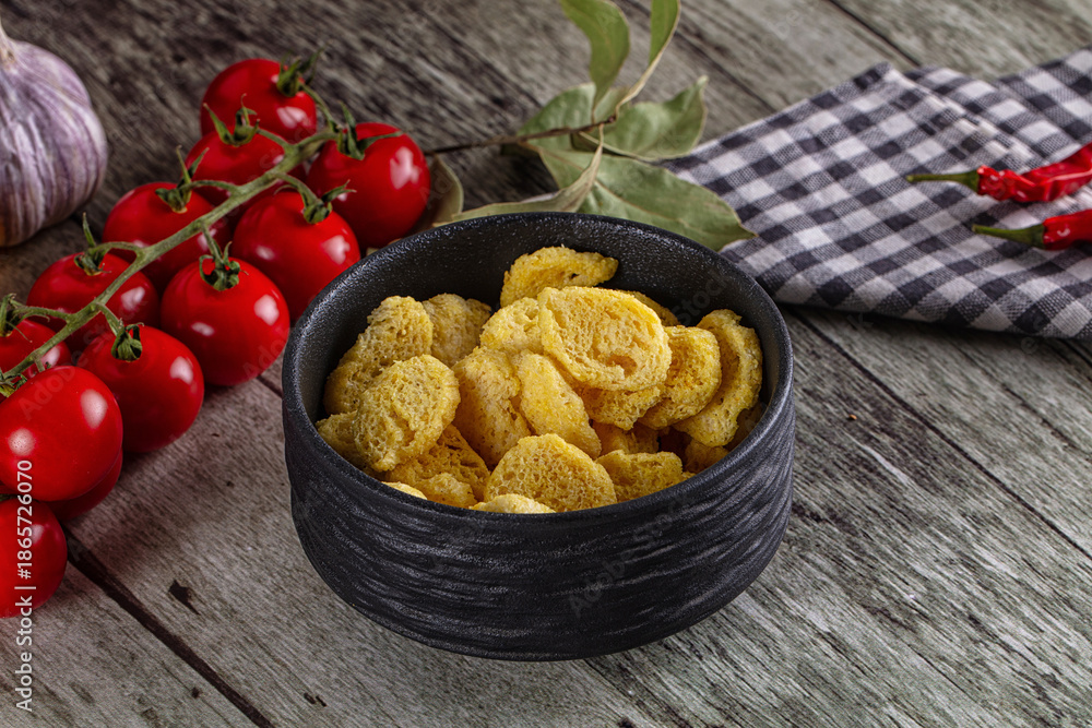 Naklejka premium Fried crispy crouton bread slices