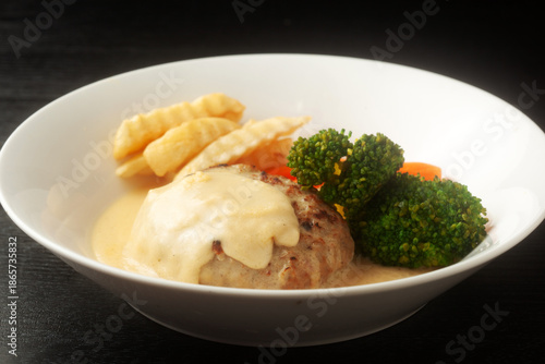 チーズソースのハンバーグ