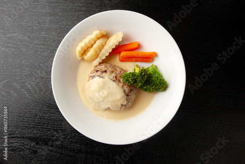 チーズソースのハンバーグ