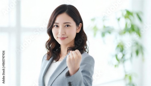 Free Download 成功を確信して力強くガッツポーズをするスーツの女性 - GFXLoad