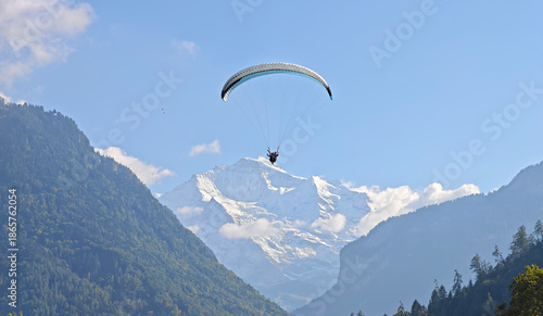 Fotografie tandem paragliding with snowcapped Jungfrau Swiss Alps in Interlaken