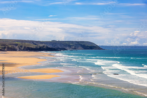 Billede på lærred Awesome view at a beach with breaking waves on the coast in Bretagne