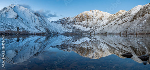 Φωτογραφία snow covered sierra nevada mountains below convict lake in winter