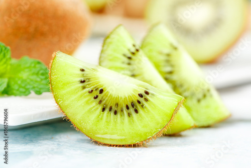 Tableau sur toile Fresh Kiwifruit Slices - Still Life Food Photography