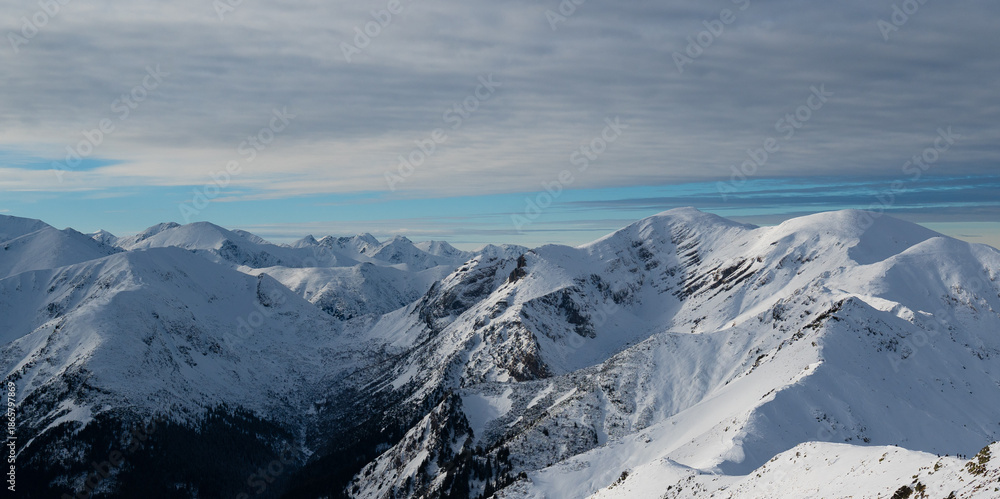 Naklejka premium Mountain peak snow-capped mountains snow rocks landscape