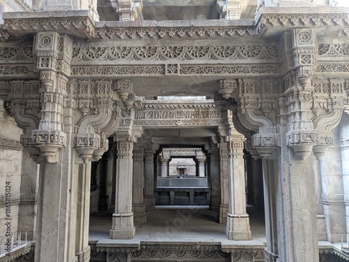 Foto Intricate stone columns of Adalaj stepwell