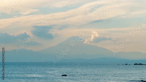 立石海岸から望む相模湾と富士山の夕景