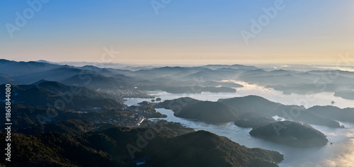 Photos 朝の光に包まれる南伊勢町の山並みと五ヶ所湾の入り江の風景