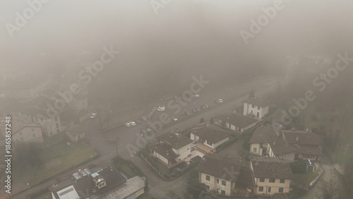 Foto Castell'Arquato village shrouded in thick winter fog, aerial view