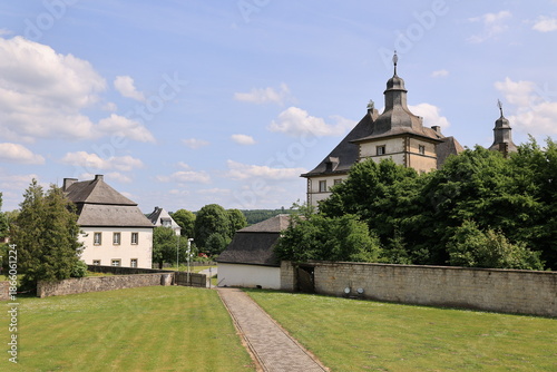 blick auf die Deutschordenskommende Mülheim im Warsteiner Ortsteil Sichtigvor im Sauerland