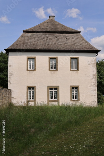 blick auf die Deutschordenskommende Mülheim im Warsteiner Ortsteil Sichtigvor im Sauerland