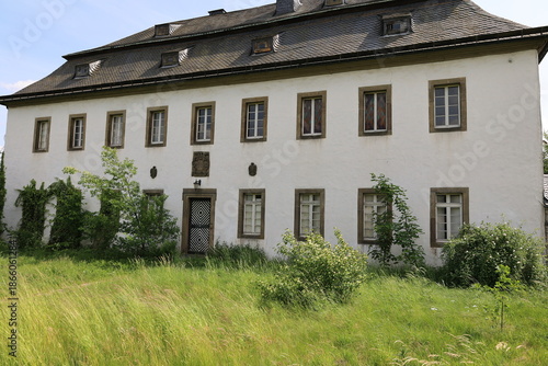 blick auf die Deutschordenskommende Mülheim im Warsteiner Ortsteil Sichtigvor im Sauerland