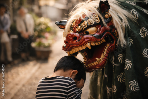 Plakat w ramie 祝福のひと噛み ／ 獅子舞がつなぐ地域の祈り