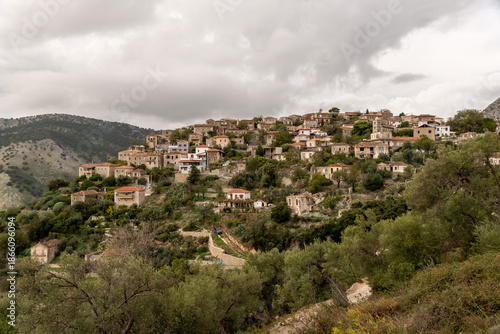 Wallpaper Mural Weitläufige Ansicht des alten Bergdorfs Qeparo über grüner Landschaft, Qeparo, Qark Vlora, Albanien Torontodigital.ca