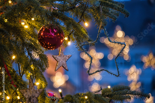 Abendliche Weihnachtsstimmung an einem Christbaum in der Stadt