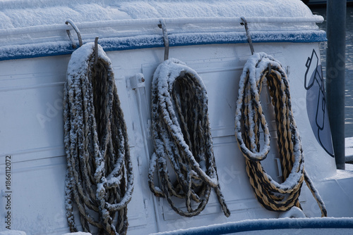 Schneebedeckte Taue auf einem Schiff