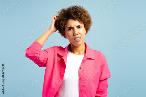 Εκτύπωση καμβά Confused African American woman scratching head making difficult decision on blu
