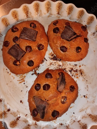 Cookies faits maison, avec noisettes grillées et carrés de chocolat
