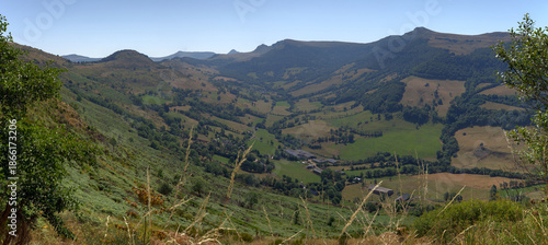 Vue du sommet du Puy Mary dans le Cantal, volcan grand site de France