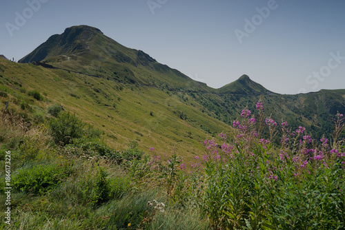 Vue du sommet du Puy Mary dans le Cantal, volcan grand site de France