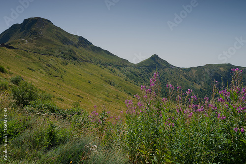 Vue du sommet du Puy Mary dans le Cantal, volcan grand site de France