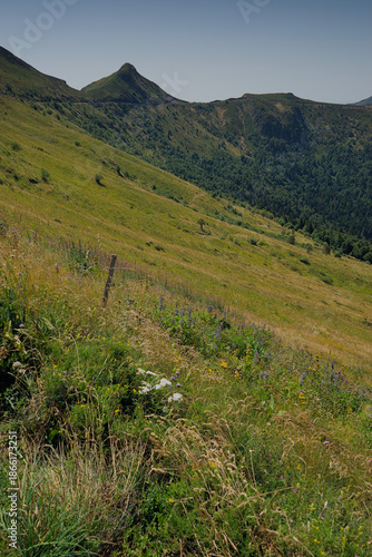 Vue du sommet du Puy Mary dans le Cantal, volcan grand site de France