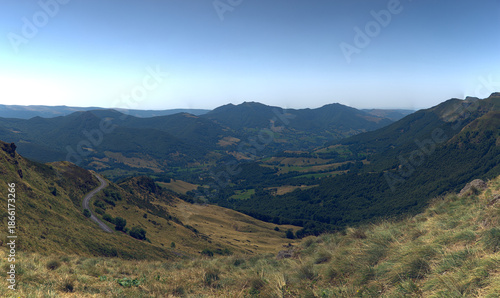 Vue du sommet du Puy Mary dans le Cantal, volcan grand site de France