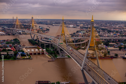 The backdrop of the evening sky along the river, with riverside houses and communities, or tall buildings in the capital city, varies from place to place, but the natural beauty remains unchanged.