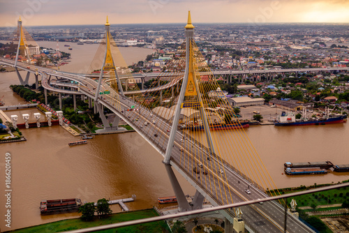 The backdrop of the evening sky along the river, with riverside houses and communities, or tall buildings in the capital city, varies from place to place, but the natural beauty remains unchanged.