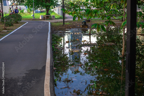 The backdrop of the evening sky along the river, with riverside houses and communities, or tall buildings in the capital city, varies from place to place, but the natural beauty remains unchanged.