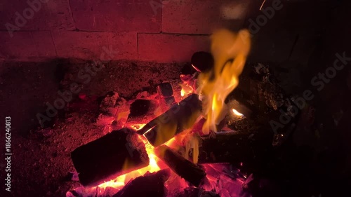 fogo chama em churrasqueira com carvão 