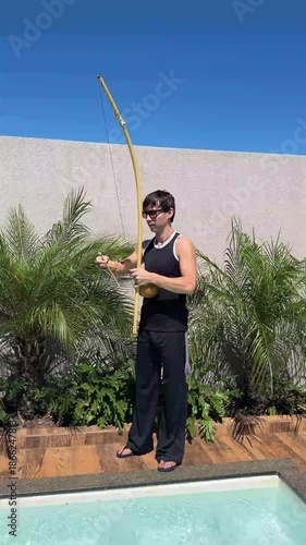 homem tocando instrumento birimbau capoeira cultura do brasil 