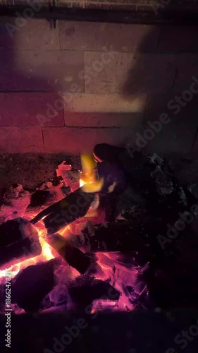 fogo chama em churrasqueira com carvão 